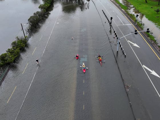 News Bilder des Tages High tide in Marin County of California CALIFORNIA, USA - JANUARY 03: Floodwaters covered roads in Marin County on Saturday morning as residents kayaking on the bike trail during high tide between Sausalito and Mill Valley during rainy weather in California, United States on January 3, 2026. Tayfun Coskun Anadolu California United States. Editorial use only. Please get in touch for any other usage.  Copyright: x2026xAnadoluxTayfunxCoskunx