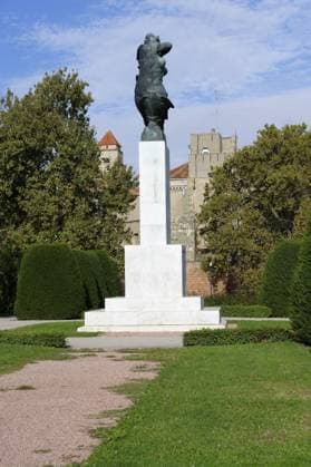 Weibliches Bronzedenkmal der Dankbarkeit gegenüber Frankreich vom Bildhauer Ivan Mestrovic (1930), Kalemegdan Park, Stari Grad, Belgrad, Serbien Woman bronze Monument of Gratitude to France from sculptor Ivan Mestrovic (1930), Kalemegdan Park, Stari Grad, Belgrade, Serbia Copyright: imageBROKER G&MxTherin-Weise iblgab16135188.jpg