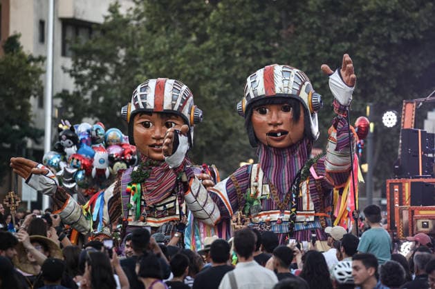 News Bilder des Tages Santiago, January 03, 2026 Opening play of Teatro a Mil 2026 with the Pasacalle, El Gigante and the children Wara Wara of the collective La Patogallina in La Moneda Diego Martin Aton Chile, Aton 1116056 jpeg  Copyright: DiegoxMartin