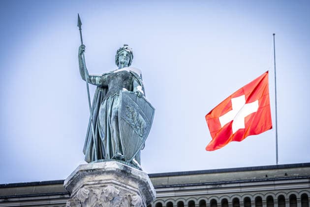 News Bilder des Tages (260104) -- BERN, Jan. 4, 2026 -- The Swiss national flag at the Federal Palace is flown at half-mast in Bern, Switzerland, Jan. 3, 2026. Around 40 people are believed to have died in a bar fire breaking out in southwestern Switzerland, with the number of injured rising to 119, police said at a news conference on Friday afternoon. President of the Swiss Confederation Guy Parmelin said flags at the Federal Palace would stay at half-mast for five days during a press conference on Thursday. (Photo by Xinhua) SWITZERLAND-BERN-CRANS-MONTANA SKI RESORT BAR FIRE-FLAG-HALF MAST-MOURNING LiuxSheng 