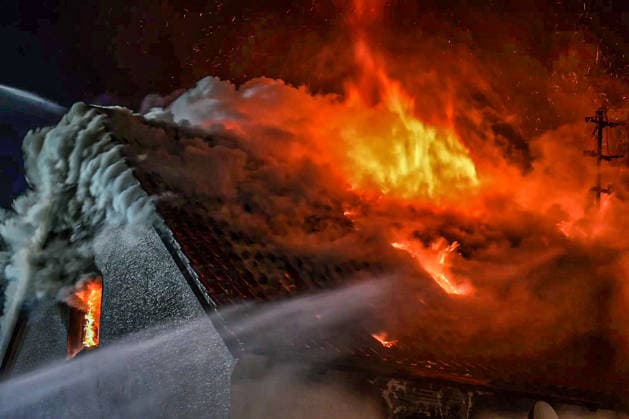 Brand in Waldstetten, Feuerwehrleute bekämpfen den Brand eines Wohngebäudes in Waldstetten-Wißgoldingen (Ostalbkreis): Flammen schlagen aus dem Haus, eine Drehleiter ist im Einsatz. Das Feuer war nach Angaben eines Polizeisprechers am späten Samstagabend ausgebrochen. Wie vor Ort zu erfahren war, wurde eine Person bei dem Feuer getötet. Waldstetten Baden-Württemberg Deutschland Wißgoldingen *** Fire in Waldstetten, firefighters fight the fire of a residential building in Waldstetten Wißgoldingen Ostalbkreis Flames are beating out of the house, a turntable ladder is in use According to a police spokesman, the fire broke out late Saturday evening One person was killed in the fire Waldstetten Baden Württemberg Germany Wißgoldingen Copyright: x xonw-imagesx xJasonxTschepljakowx
