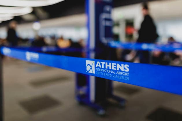 Reisende warten am Flughafen in Athen, 04.01.2026. Augrund von technischen Stoerungen wurde am Sonntag Vormittag der komplette Luftraum ueber Griechenland gesperrt. Athen Griechenland *** Travelers waiting at the airport in Athens, 04 01 2026 Due to technical problems, the entire airspace over Greece was closed on Sunday morning Athens Greece Copyright: xFlorianxGaertnerx