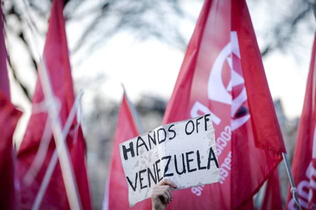 AMSTERDAM Protesters are protesting in front of the US consulate against the US attack on Venezuela. The protest was organized by the People for Peace group and the Anti-Fascist Veterans of the Resistance Netherlands (AFVN). ROBIN VAN LONKHUIJSEN ANP netherlands out - belgium out  Copyright: xx x546343420x originalFilename: 546343420.jpg