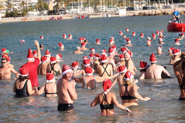 Louis Sarkozy in Menton For New Year’s Day Dip - France Louis Sarkozy and his wife Nathali at Sablettes beach for the New Year s Day swim and at the Menton market in Menton, France, on January 4, 2026. Photo by JC Vinaj ABACAPRESS.COM Menton France  Copyright: xVinajxJean-Charles ABACAx
