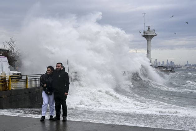 Strong southwesterly winds impact Istanbul ISTANBUL, TURKIYE - JANUARY 4: Strong south-westerly winds known as Lodos affecting Sarayburnu coast and surrounding areas as waves hit the shores in Istanbul, Turkiye on January 4, 2026. Fatma Nur Arslan Anadolu Istanbul Turkey. Editorial use only. Please get in touch for any other usage.  Copyright: x2026xAnadoluxFatmaxNurxArslanx