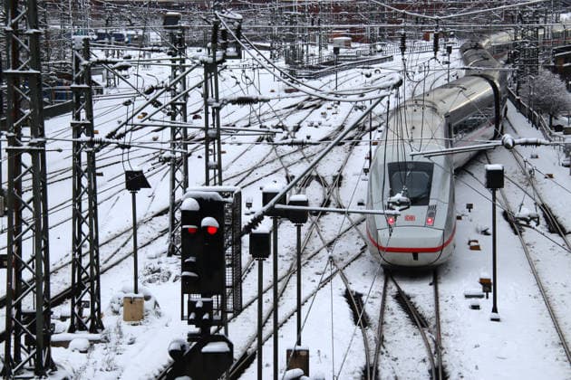 Wintereinbruch in Deutschland: Schneebdeckte Gleisanlagen am Hauptbahnhof Hamburg. *** Onset of winter in Germany Snow-covered tracks at Hamburg Central Station