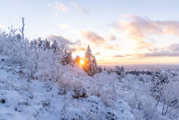 Winterabend im Taunus Blick in die Winterlandschaft am Großen Feldberg im Taunus am Abend bei Sonnenuntergang., Schmitten Hessen Deutschland *** Winter evening in the Taunus View of the winter landscape on the Großer Feldberg in the Taunus in the evening at sunset , Schmitten Hessen Germany
