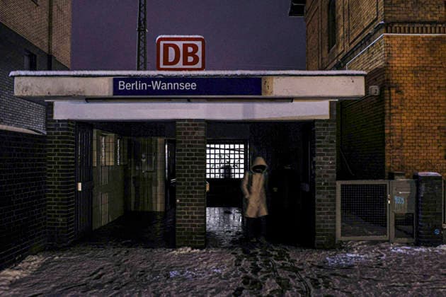 Stromausfall Bahnhof Wannsee, Berlin Zehlendorf. Zehntausende Haushalte sind seit Samstagmorgen im Berliner Südwesten ohne Strom, bei Minusgraden und Schneefall. Grund dafür ist ein Anschlag von Linksextremisten, Vulkangruppe. Berlin 04.01.2026 Stromausfall nach Anschlag im Südwesten von Berlin *** Power cut at Wannsee station, Berlin Zehlendorf Tens of thousands of households have been without power in south-west Berlin since Saturday morning, in sub-zero temperatures and snowfall The reason for this is an attack by left-wing extremists, Vulkan Group Berlin 04 01 2026 Power cut after attack in south-west Berlin