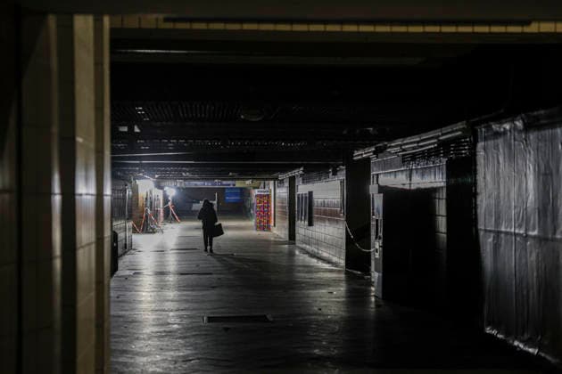 Stromausfall Bahnhof Wannsee, Berlin Zehlendorf. Zehntausende Haushalte sind seit Samstagmorgen im Berliner Südwesten ohne Strom, bei Minusgraden und Schneefall. Grund dafür ist ein Anschlag von Linksextremisten, Vulkangruppe. Berlin 04.01.2026 Stromausfall nach Anschlag im Südwesten von Berlin *** Power cut at Wannsee station, Berlin Zehlendorf Tens of thousands of households have been without power in south-west Berlin since Saturday morning, in sub-zero temperatures and snowfall The reason for this is an attack by left-wing extremists, Vulkan Group Berlin 04 01 2026 Power cut after attack in south-west Berlin