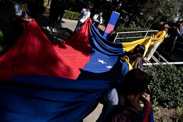 January 4, 2026, Mexico, Cdmx, Mexico: Yesterday, the U.S. government captured Venezuelan President NICOLAS MADURO on orders from DONALD TRUMP. Today, the Venezuelan community living in Mexico took to the streets of Polanco (one of the country s most exclusive neighborhoods) with flags to express their gratitude for President TRUMP S actions in South America. Currently, Vice President DELSY RODRIGUEZ has assumed power in Venezuela due to this conflict, which was instigated by the U.S. government with the clear objective of seizing control of Venezuelan oil. Mexico Mexico - ZUMAp204 20260104_zip_p204_006 Copyright: xJosuexPerezx
