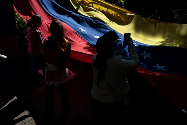 January 4, 2026, Mexico, Cdmx, Mexico: Yesterday, the U.S. government captured Venezuelan President NICOLAS MADURO on orders from DONALD TRUMP. Today, the Venezuelan community living in Mexico took to the streets of Polanco (one of the country s most exclusive neighborhoods) with flags to express their gratitude for President TRUMP S actions in South America. Currently, Vice President DELSY RODRIGUEZ has assumed power in Venezuela due to this conflict, which was instigated by the U.S. government with the clear objective of seizing control of Venezuelan oil. Mexico Mexico - ZUMAp204 20260104_zip_p204_022 Copyright: xJosuexPerezx