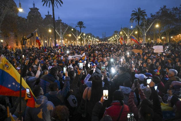Around 500 Venezuelans celebrate Maduro’s fall at rally in Barcelona BARCELONA, SPAIN - JANUARY 4: Around 500 Venezuelans living in Catalonia gathered at Arc del Triomf to celebrate Maduro’s fall, in Barcelona, Spain on January 4, 2026. The peaceful demonstration brought together families, young people and representatives of Venezuelan diaspora groups, who waved national flags and held banners calling for political change and a democratic transition in the South American country. Lorena Sopena Lopez Anadolu Barcelona Spain. Editorial use only. Please get in touch for any other usage.  Copyright: x2026xAnadoluxLorenaxSopenaxLopezx