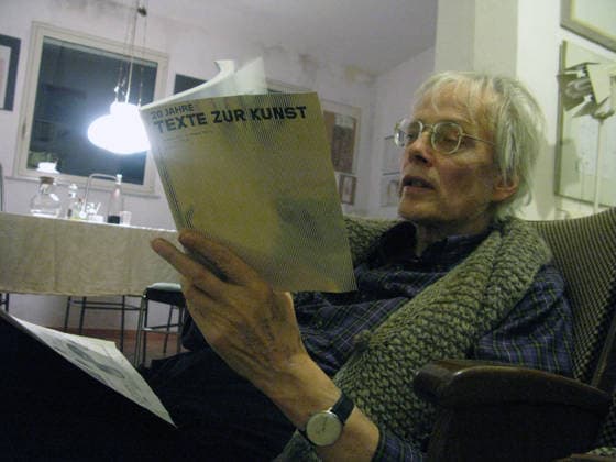 RECORD DATE NOT STATED Timm Ulrichs bei der Lektüre von Texte zur Kunst im Haus von Pino Poggi, Agrigent, Sizilien, Dezember 2010 *** Timm Ulrichs reading Texte zur Kunst in the house of Pino Poggi, Agrigento, Sicily, December 2010
