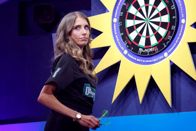 Moderatorin Cathy Hummels bei der Pro7 Promi-Darts-WM 2026 im Maritim Hotel Bonn. Bonn, 04.01.2026 NRW Deutschland Copyright: xChristophxHardtx