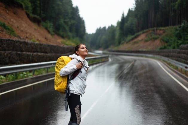 IMAGO Creative, Jahreszeit Sommer, Regen, Sommerregen Girl with a yellow backpack stands on a wet road looking up at the sky Bukovel, Ivano-Frankivsk Oblast, Ukraine CR_JUCE260104-1929688-01 ,model released, Symbolfoto