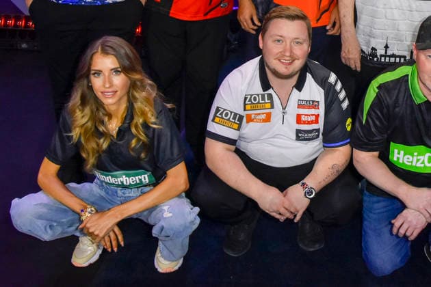 abb: Cathy - Darty- Hummels mit Martin Schindler Teilnehmer bei der Promi Darts WM auf Pro Sieben im Maritim Hotel am 04.01.2026 in Bonn NRW Deutschland