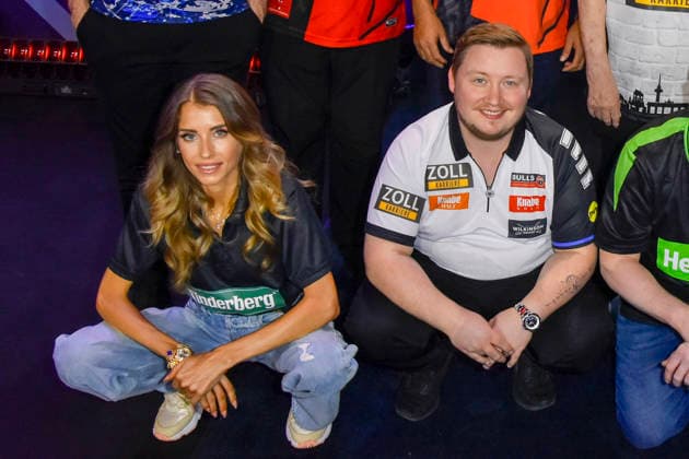 abb: Cathy - Darty- Hummels mit Martin Schindler Teilnehmer bei der Promi Darts WM auf Pro Sieben im Maritim Hotel am 04.01.2026 in Bonn NRW Deutschland