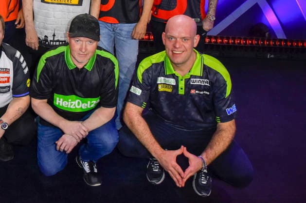 abb: Joey - Der Ire- Kelly miut Michael van Gerwen Gewinner Teilnehmer bei der Promi Darts WM auf Pro Sieben im Maritim Hotel am 04.01.2026 in Bonn NRW Deutschland
