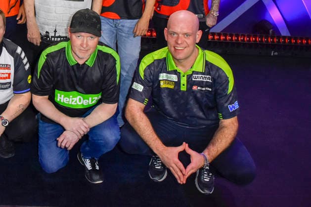 abb: Joey - Der Ire- Kelly miut Michael van Gerwen Gewinner Teilnehmer bei der Promi Darts WM auf Pro Sieben im Maritim Hotel am 04.01.2026 in Bonn NRW Deutschland