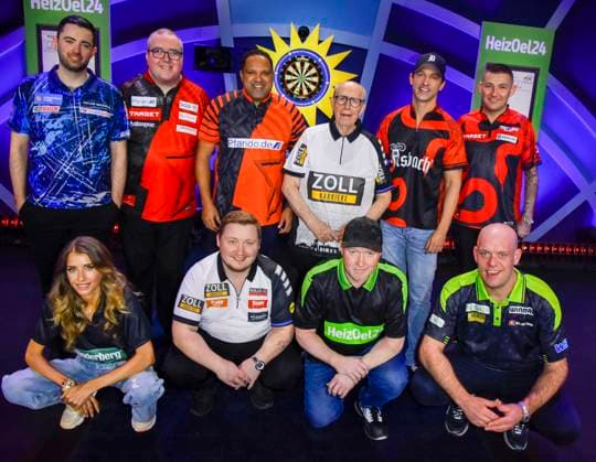 abb: Luke Humphries, Stephen Bunting Ailton,Reiner Calmund Alexander Kumptner, Nathan Aspinallvorne Cathy Hummels, Martin Schindler Joey Kelly, Michael van Gerwen Teilnehmer bei der Promi Darts WM auf Pro Sieben im Maritim Hotel am 04.01.2026 in Bonn NRW Deutschland