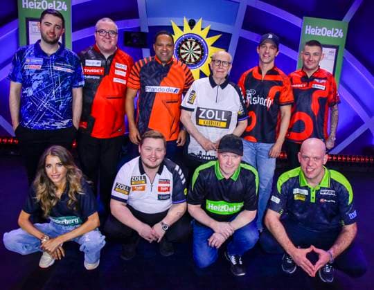 abb: Luke Humphries, Stephen Bunting Ailton,Reiner Calmund Alexander Kumptner, Nathan Aspinallvorne Cathy Hummels, Martin Schindler Joey Kelly, Michael van Gerwen Teilnehmer bei der Promi Darts WM auf Pro Sieben im Maritim Hotel am 04.01.2026 in Bonn NRW Deutschland