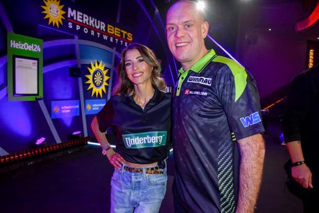abb: Catherine Cathy Hummels Darty Moderatorin mit Michael van Gerwen, Teilnehmer bei der Promi Darts WM auf Pro Sieben im Maritim Hotel am 04.01.2026 in Bonn NRW Deutschland