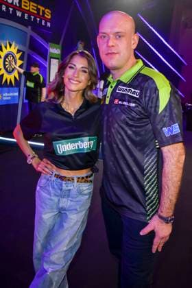 abb: Catherine Cathy Hummels Darty Moderatorin mit Michael van Gerwen, Teilnehmer bei der Promi Darts WM auf Pro Sieben im Maritim Hotel am 04.01.2026 in Bonn NRW Deutschland