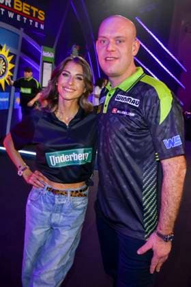 abb: Catherine Cathy Hummels Darty Moderatorin mit Michael van Gerwen, Teilnehmer bei der Promi Darts WM auf Pro Sieben im Maritim Hotel am 04.01.2026 in Bonn NRW Deutschland