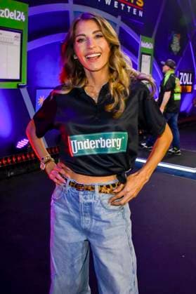 abb: Catherine Cathy Hummels Darty Moderatorin Teilnehmerin bei der Promi Darts WM auf Pro Sieben im Maritim Hotel am 04.01.2026 in Bonn NRW Deutschland