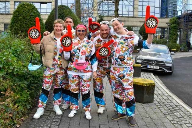 abb: Bunt gekleidete Darts Fans 180 Finger auf dem Weg zur Promi Darts WM auf Pro Sieben im Maritim Hotel am 04.01.2026 in Bonn NRW Deutschland