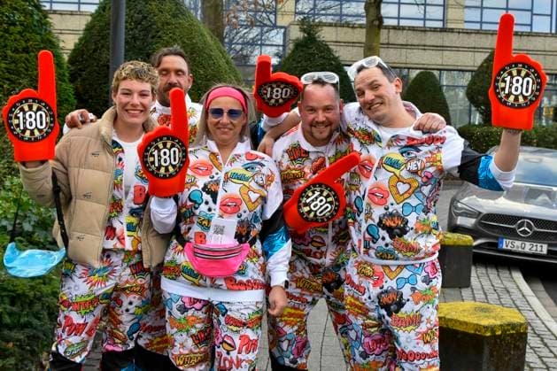 abb: Bunt gekleidete Darts Fans 180 Finger auf dem Weg zur Promi Darts WM auf Pro Sieben im Maritim Hotel am 04.01.2026 in Bonn NRW Deutschland