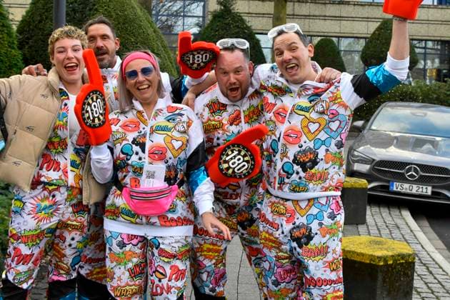 abb: Bunt gekleidete Darts Fans 180 Finger auf dem Weg zur Promi Darts WM auf Pro Sieben im Maritim Hotel am 04.01.2026 in Bonn NRW Deutschland