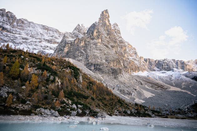 Creative Highlights World Lake Sorapis turquoise water with dramatic Dolomites mountain peak Cortina d Ampezzo, Veneto, Italy CR_PJJZ260104A-1926376-01