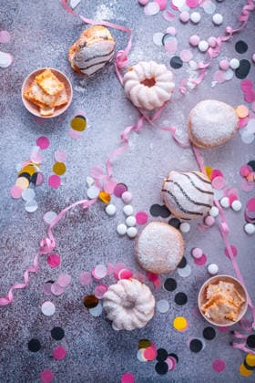 Bunte Donuts, Berliner und Gebäck für Party und Karneval Colorful donuts, berliner and pastries for party and carnival (License=RF) Copyright: xZoonar.com IngridxBalabanovax 24417479