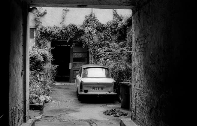 Spandauer Vorstadt Deutschland, Berlin, 06.10.1992, Trabi im Hinterhof in der Linienstraße, Â *** Spandauer Vorstadt Germany, Berlin, 06 10 1992, Trabi in the backyard in Linienstraße, Â