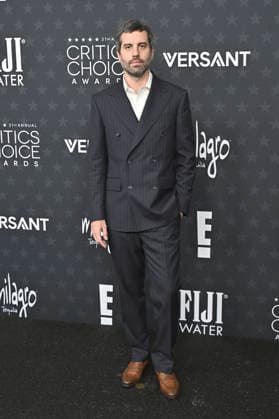 Adolpho Veloso bei der Verleihung der 31. Critics Choice Awards 2026 im Barker Hangar. Santa Monica, 04.01.2026