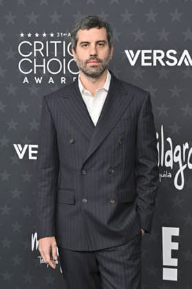 Adolpho Veloso bei der Verleihung der 31. Critics Choice Awards 2026 im Barker Hangar. Santa Monica, 04.01.2026
