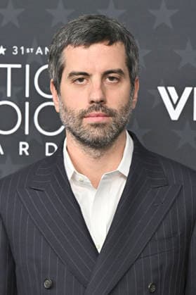 Adolpho Veloso bei der Verleihung der 31. Critics Choice Awards 2026 im Barker Hangar. Santa Monica, 04.01.2026