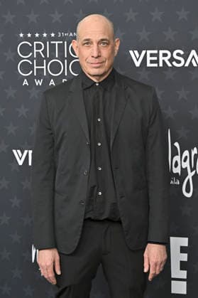 Bruce Eric Kaplan bei der Verleihung der 31. Critics Choice Awards 2026 im Barker Hangar. Santa Monica, 04.01.2026