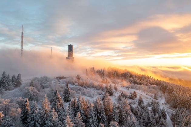 Winterabend im Taunus Der Gipfel des Großen Feldbergs im Taunus ragt bei Sonnenuntergang aus dem Hochnebel., Schmitten Hessen Deutschland *** Winter evening in the Taunus The summit of the Großer Feldberg in the Taunus rises out of the high fog at sunset , Schmitten Hessen Germany