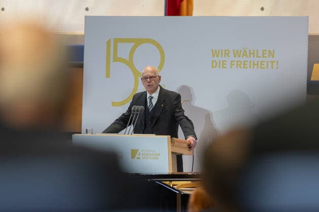 Jahresauftakt zu Konrad Adenauers 150. Geburtstag in Bonn 05.01.26 Rede von Prof. Dr. Norbert Lammert - Festveranstaltung zum 150. Geburtstag von Konrad Adenauer im Plenarsaal des ehemaligen Deutschen Bundestages in Bonn, heute Teil des World Conference Center Bonn (WCCB). Die Veranstaltung erinnerte an Leben, politisches Wirken und die historische Bedeutung des ersten Bundeskanzlers der Bundesrepublik Deutschland, ausgerichtet von der Konrad-Adenauer-Stiftung. Bonn Gronau Nordrhein-Westfalen Deutschland *** Annual kick-off to Konrad Adenauers 150th birthday in Bonn 05 01 26 Speech by Prof Dr Norbert Lammert Ceremonial event to mark the 150th birthday of Konrad Adenauer in the plenary hall of the former German Bundestag in Bonn, now part of Copyright: xBonn.digitalx xMarcxJohnx