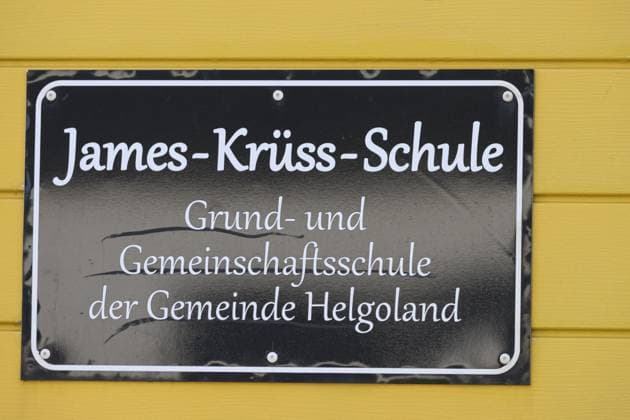 Schild der James-Krüss-Schule auf gelbem Hintergrund in Helgoland, Helgoland, Schleswig-Holstein, Deutschland James Krüss School sign on yellow background in Heligoland, Heligoland, Schleswig-Holstein, Germany Copyright: imageBROKER ChristianxKosanetzky iblkos16139223.jpg