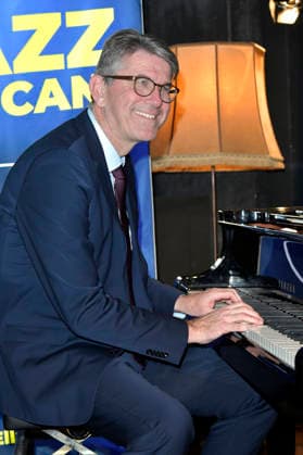 Wolfram Weimer beim Fototermin zum Sendestart des neuen Jazz Senders Ella Radio im Zig Zag Jazz Club. Berlin, 05.01.2025