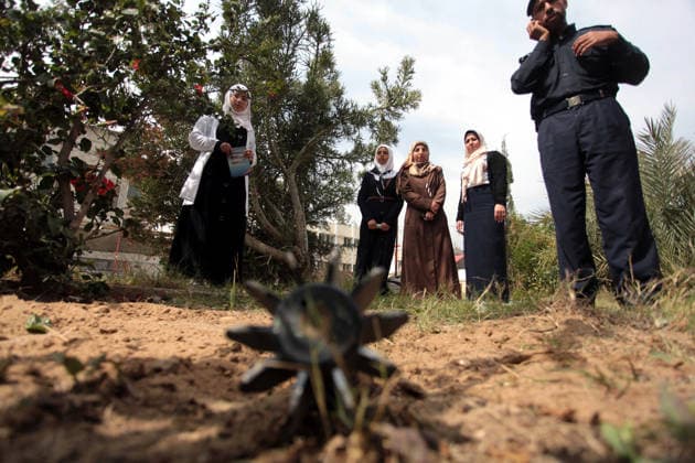 Students raise awareness about mine in Gaza GAZA, WEST BANK - APRIL 7: Palestine Government Ministry of Interior starts a campaign for students in order to raise awareness about explosive and mines of Israel army in Gaza, West Bank on April 7, 2014. Students learn on the conferences how to behave when they see a suspicious object . Gazze Palestinian Territory, Occupied. Editorial use only. Please get in touch for any other usage.  Copyright: x2025xAnadoluxAshrafxAmrax