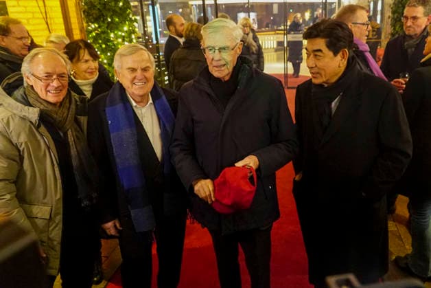 cntv: Eugen Block mit ex Fussballer Bernd Wehmeyer Harry Baehre HSV und Tashi Takang Hoteldirektor des Grand ElysÃ e Hamburg beim Neujahrsempfangs Punsch unterm Dach 2026 im Hotel Grand Elysee in Hamburg Hamburg Deutschland