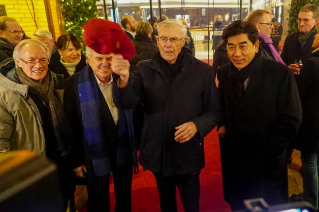 cntv: Eugen Block mit ex Fussballer Bernd Wehmeyer Harry Baehre HSV und Tashi Takang Hoteldirektor des Grand ElysÃ e Hamburg beim Neujahrsempfangs Punsch unterm Dach 2026 im Hotel Grand Elysee in Hamburg Hamburg Deutschland