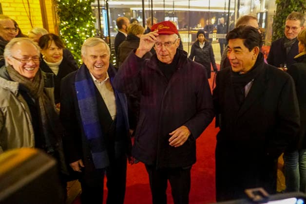 cntv: Eugen Block mit ex Fussballer Bernd Wehmeyer Harry Baehre HSV und Tashi Takang Hoteldirektor des Grand ElysÃ e Hamburg beim Neujahrsempfangs Punsch unterm Dach 2026 im Hotel Grand Elysee in Hamburg Hamburg Deutschland