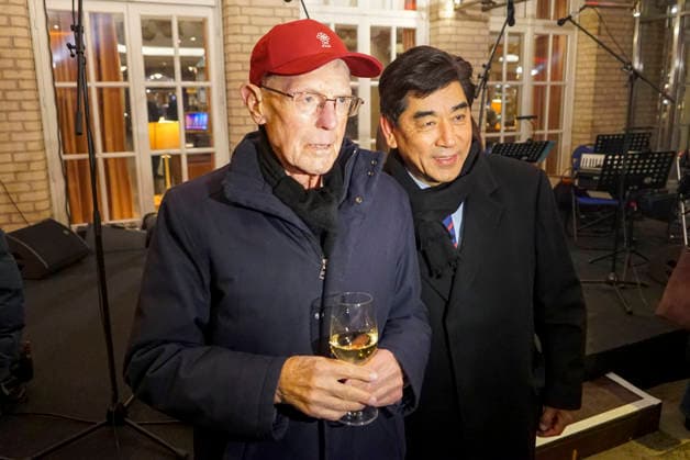 cntv:: Eugen Block mit Tashi Takang Hoteldirektor des Grand ElysÃ e Hamburg der Gruender der Steakhauskette Block House beim Neujahrsempfangs Punsch unterm Dach 2026 im Hotel Grand Elysee Hamburg Deutschland