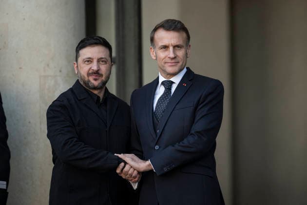 Macron Welcomes Zelensky at the Elysee Palace - Paris French President Emmanuel Macron welcomes Ukraine s President Volodymyr Zelensky at the Elysee Palace in Paris, on January 6, 2026, prior to the Coalition of the Willing summit on security guarantees for Ukraine. Photo by Eliot Blondet ABACAPRESS.COM Paris France France  Copyright: xBlondetxEliot ABACAx