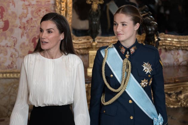 The King and Queen and Princess preside over the Military Easter at the Royal Palace in Madrid Queen Letizia, and Princess Leonor, during the Military Easter, at the Royal Palace, on January 6, 2026, in Madrid Spain The Military Easter is a ceremony that celebrates the recovery of the Menorcan town of Mahón on January 6, 1782, which was in the hands of the English, during which a balance of the vicissitudes of the previous year is made and the lines of action to be developed in the following year are marked During the ceremony, honors are rendered with the national anthem and a 21-gun salute, and King Felipe VI passes review Subsequently, the imposition of military decorations is made to those civilians and members of the Armed Forces who Copyright: xDiegoxRadamà s POOLx 7200063